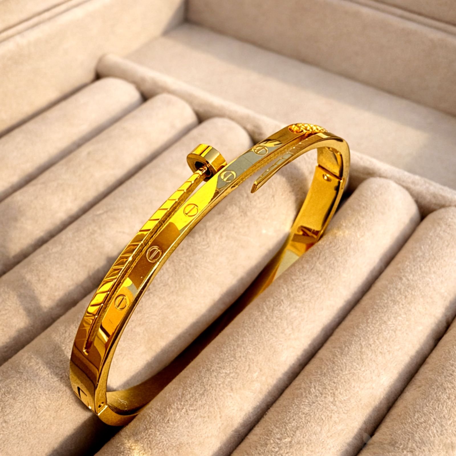 Luxuary Nail Cuff - 18K Gold Plated 
